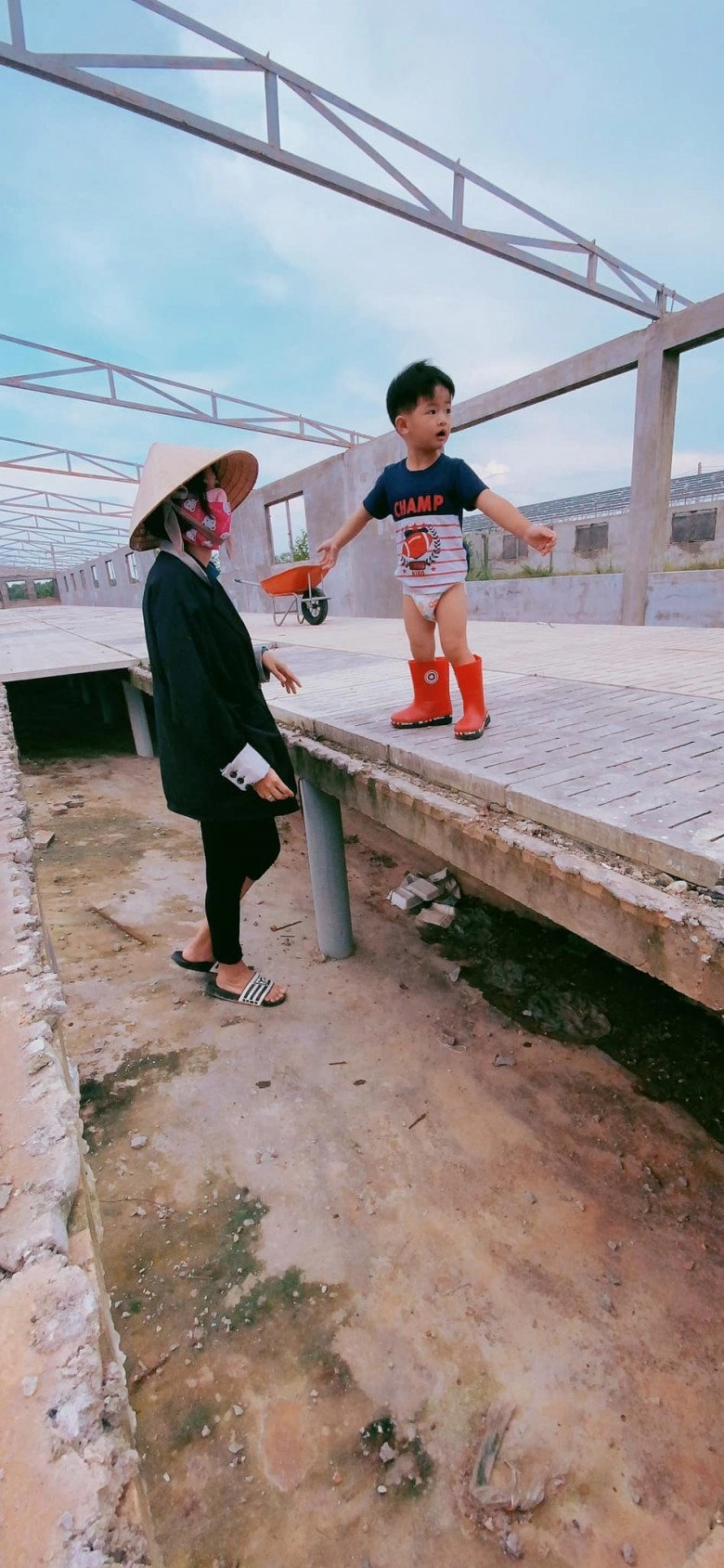 Hoa hậu oanh yến cứ đụng đầu giường là đẻ 34 tuổi làm mẹ 6 con tự trồng rau nuôi cá chăm con - 10