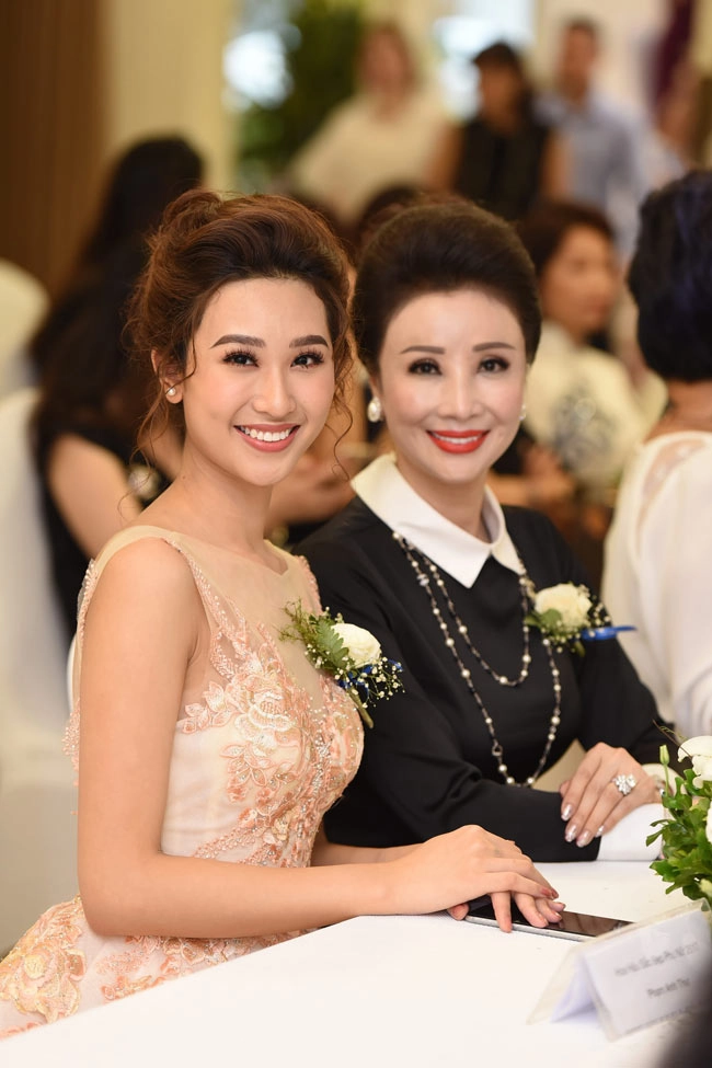 Hoa hậu phụ nữ sắc đẹp phạm anh thư cuốn hút tại hà nội - 1