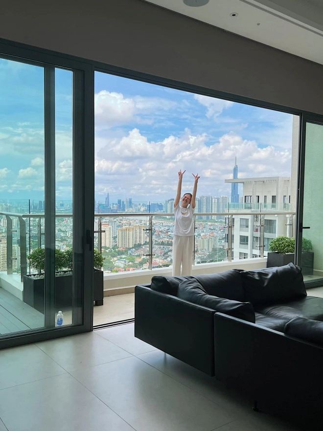 Hoa hậu phương khánh khoe căn penthouse mới mua nội thất đơn giản view đáng giá triệu đô - 4