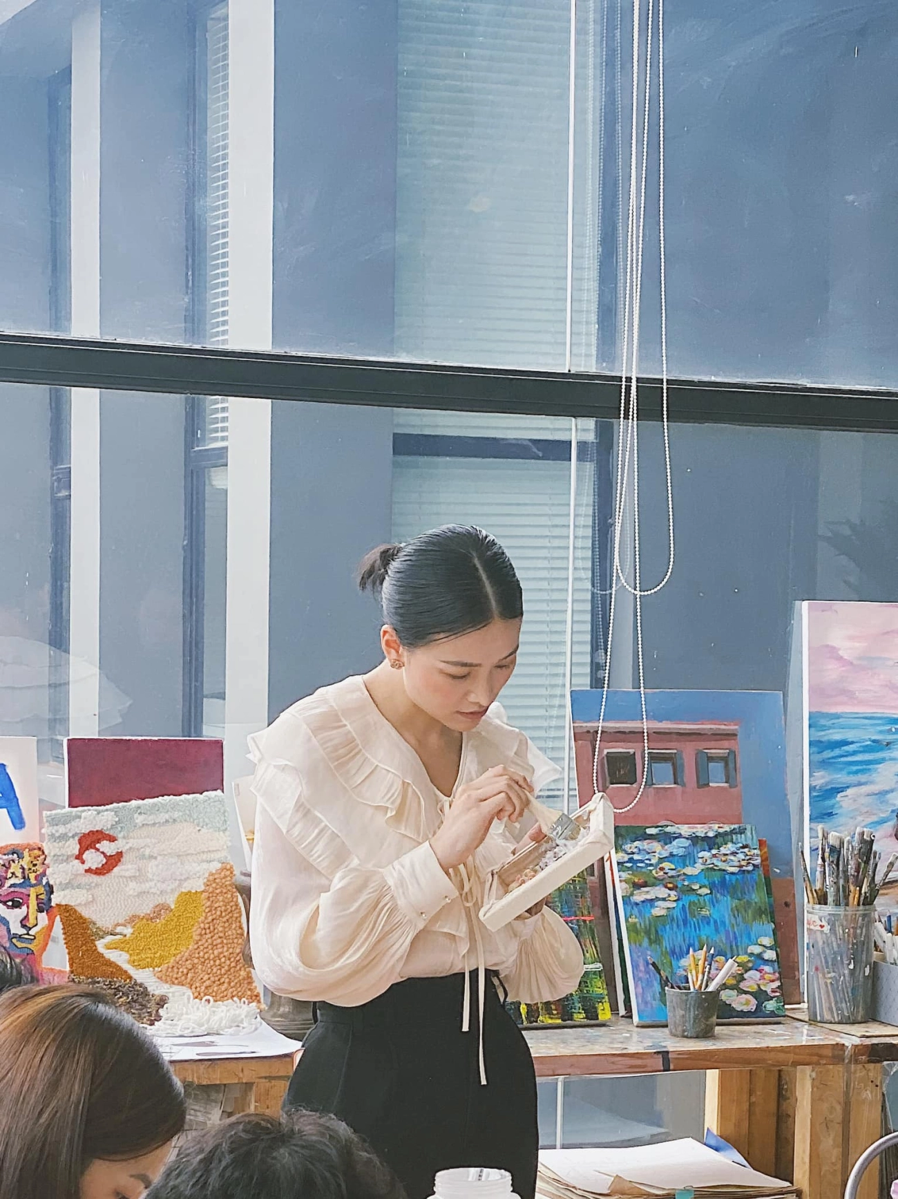 Hoa hậu quốc tế sở hữu vương miện 35 tỷ đi chợ khác gì người thường mặc đồ bộ nhưng xách túi lạ lắm - 8