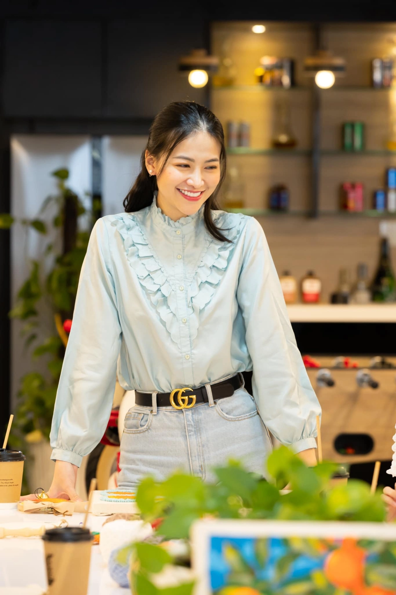 Hoa hậu quốc tế sở hữu vương miện 35 tỷ đi chợ khác gì người thường mặc đồ bộ nhưng xách túi lạ lắm - 9