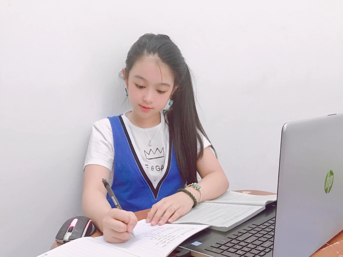 Hoa khôi nhí cần thơ khoe thành tích học tập cuối năm đạt học sinh giỏi lên thẳng lớp 8 - 10