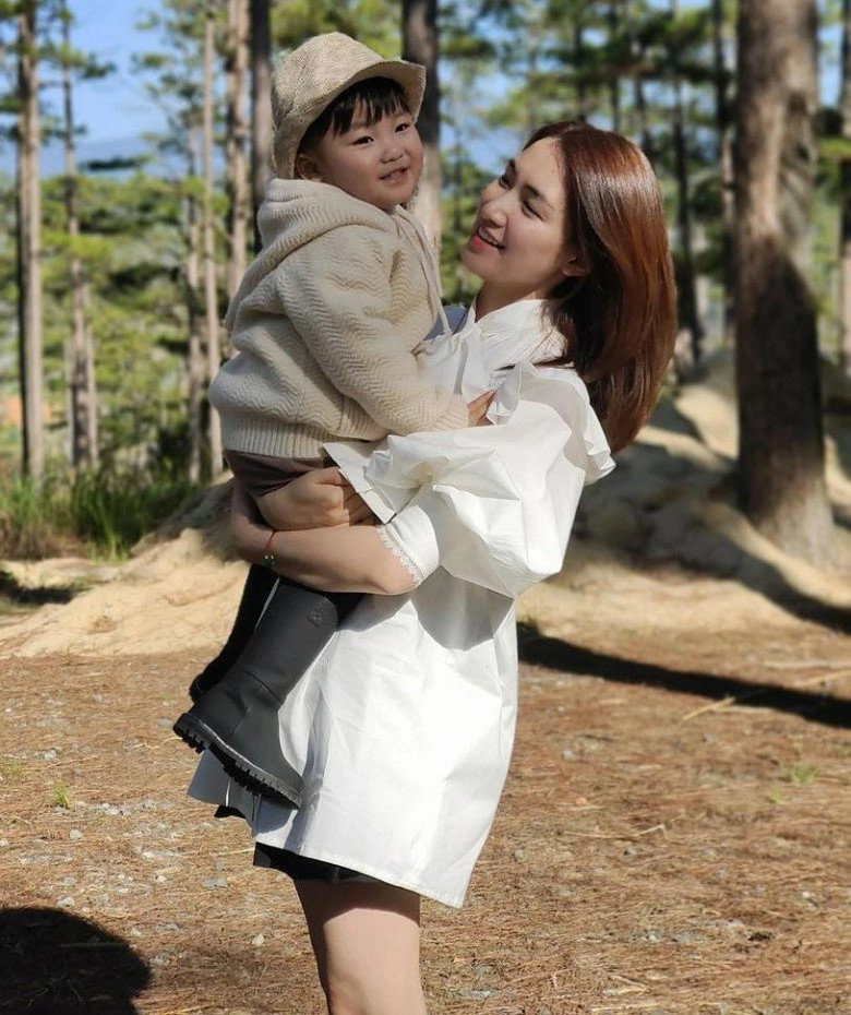 Hoà minzy nấm lùn từng sốt ruột vì con trai thấp giống mẹ bé bo giờ 3 tuổi lớn phổng phao chân dài ngoằng - 1