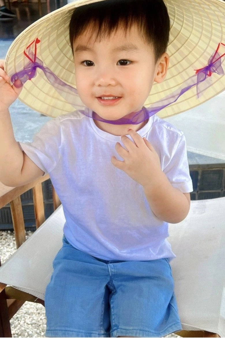 Hoà minzy nấm lùn từng sốt ruột vì con trai thấp giống mẹ bé bo giờ 3 tuổi lớn phổng phao chân dài ngoằng - 3