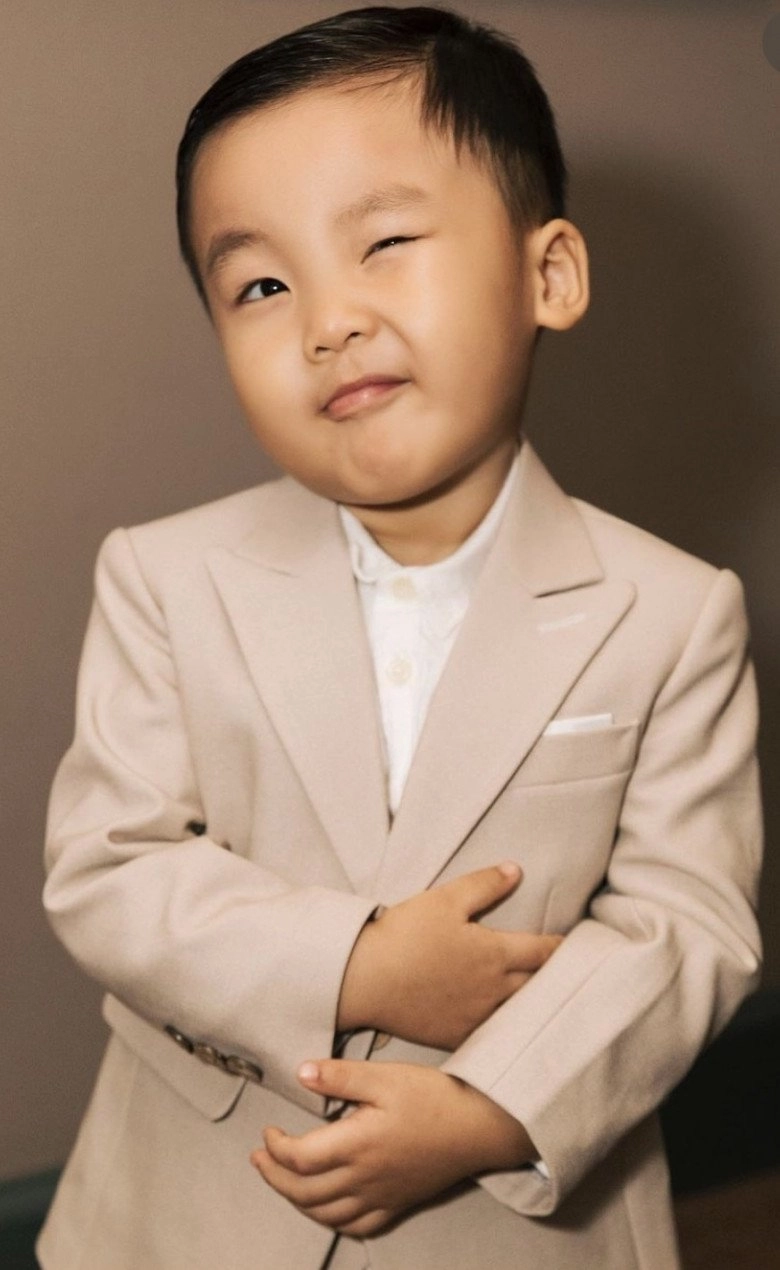 Hoà minzy nấm lùn từng sốt ruột vì con trai thấp giống mẹ bé bo giờ 3 tuổi lớn phổng phao chân dài ngoằng - 4