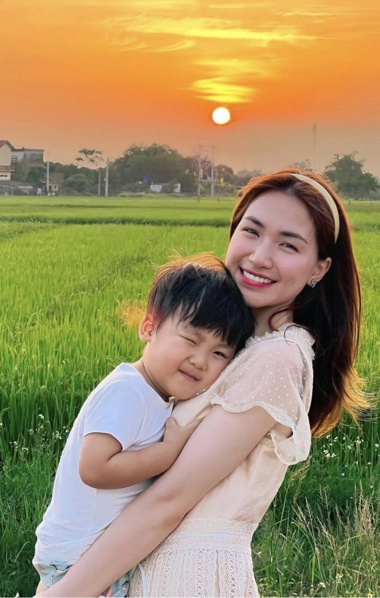 Hoà minzy nấm lùn từng sốt ruột vì con trai thấp giống mẹ bé bo giờ 3 tuổi lớn phổng phao chân dài ngoằng - 7