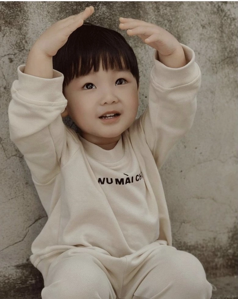 Hoà minzy nấm lùn từng sốt ruột vì con trai thấp giống mẹ bé bo giờ 3 tuổi lớn phổng phao chân dài ngoằng - 9