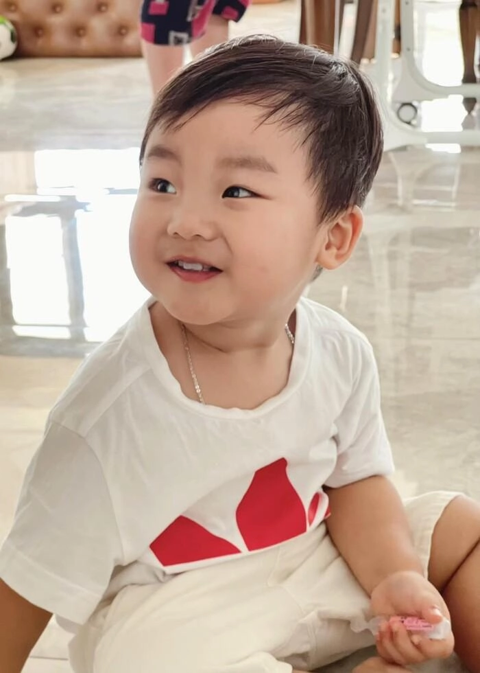 Hòa minzy ôm con ngủ ở nhà nhưng cảnh bị chụp lénlàm bà mẹ xấu hổ xin lỗi con - 4