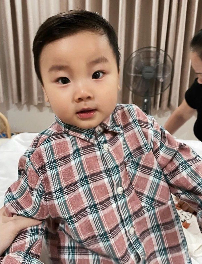 Hòa minzy ôm con ngủ ở nhà nhưng cảnh bị chụp lénlàm bà mẹ xấu hổ xin lỗi con - 7