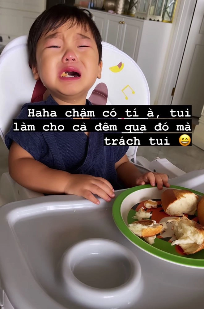 Hoà minzy tự làm bánh mì cho con quý tử miền tây vừa ăn vừa khóc siêu đáng yêu - 6