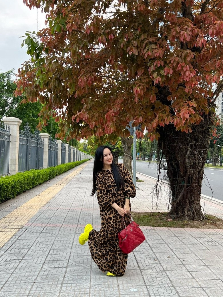 Hoài anh lên sóng áo dài thục nữ ngoài đời diện jeans rách áo croptop xì tin hết nấc - 8
