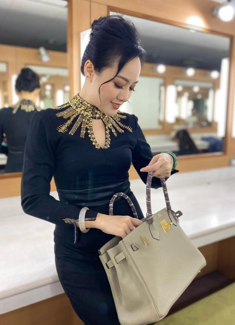 Hoài anh lên sóng áo dài thục nữ ngoài đời diện jeans rách áo croptop xì tin hết nấc - 14