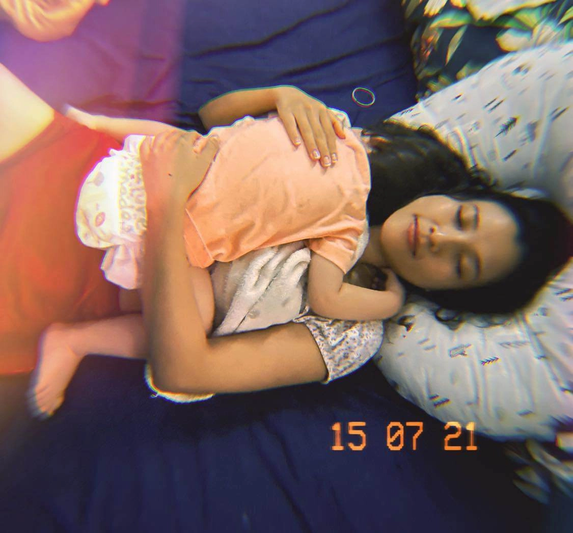 Hoàng oanh bị ốm ở singapore không được chồng tây cạo gió vẫn phải chăm con làm việc nhà - 1