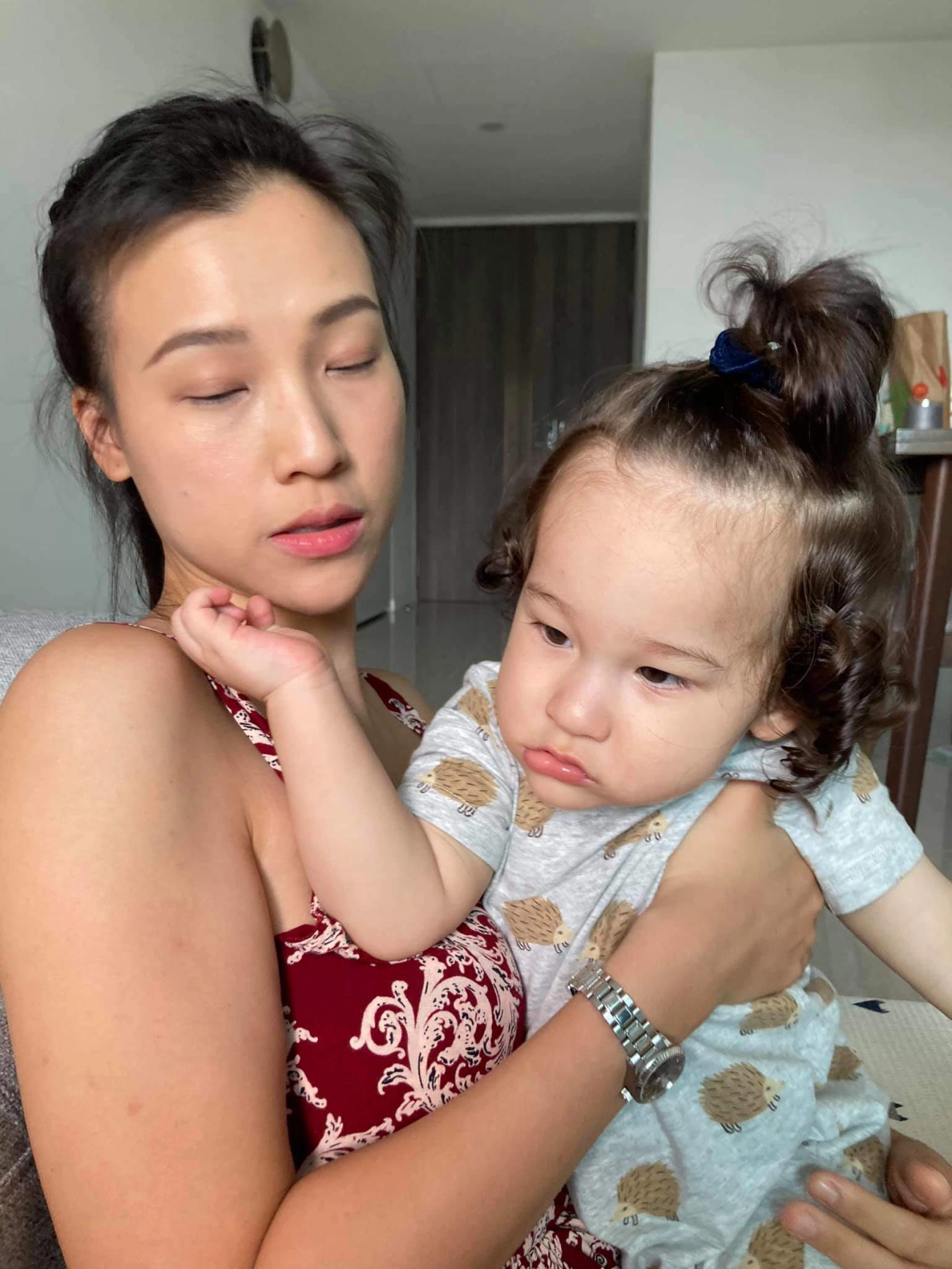 Hoàng oanh bị ốm ở singapore không được chồng tây cạo gió vẫn phải chăm con làm việc nhà - 2