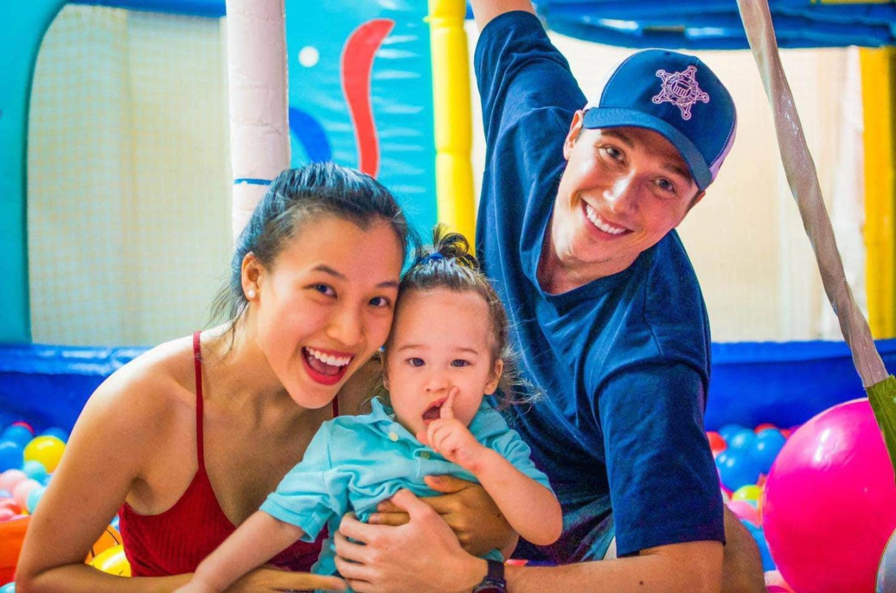 Hoàng oanh bị ốm ở singapore không được chồng tây cạo gió vẫn phải chăm con làm việc nhà - 4