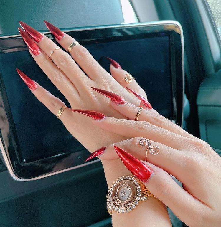 Hoàng thùy linh khoe móng tay nhọn hoắt nhưng đồng hồ tiền tỷ mới là điểm nhấn - 13