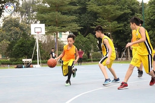 hoàng tử nhà trắng barron trump gây bão với chiều cao hơn 2m 14 tuổi trổ mã tài tử - 12