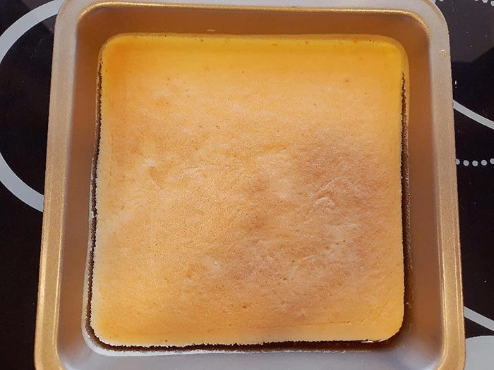Học 9x làm bánh bông lan caramen thơm nức không tanh ngọt mát lại mềm tan trong miệng - 4