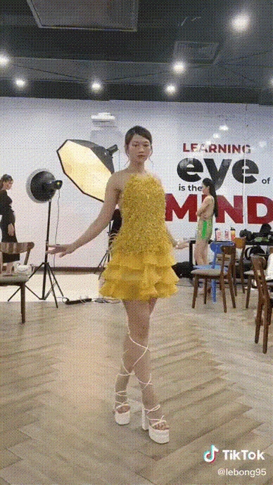 học lỏm cú xoay người búp bê barbie của hoa hậu hồng diễm khoe chiếc eo mê hoặc lòng người - 5