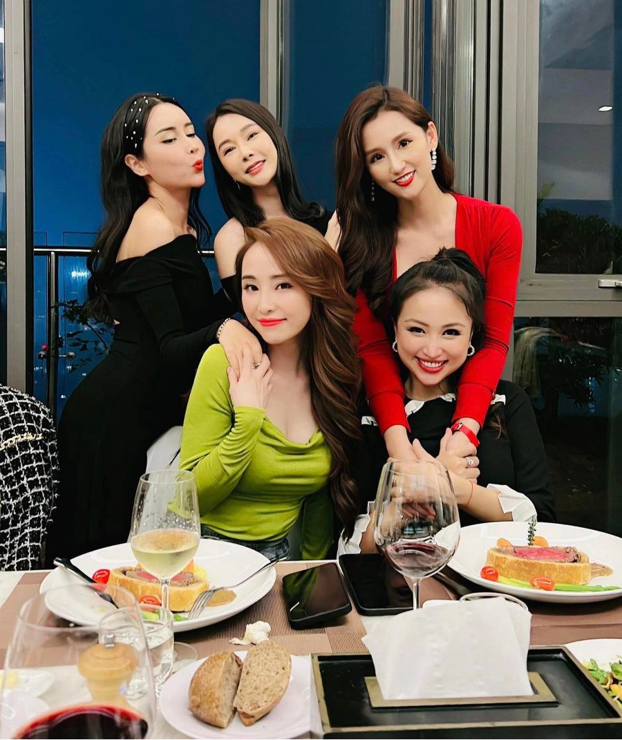 Hội bạn quyền lực của vũ trụ vfc tụ họp lã thanh huyền và quỳnh nga mặc nổi nhất - 13