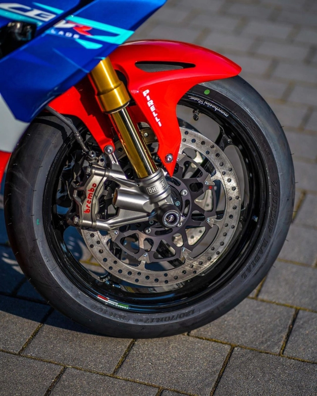 Honda cbr1000rr-r độ phong cách xe đua đường phố - 2