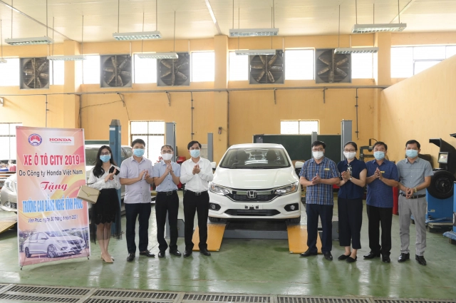 Honda việt nam trao tặng xe và thiết bị kỹ thuật cho trường nghề tại vĩnh phúc và hà nam - 1