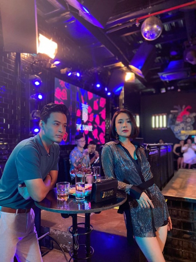 Hồng diễm gặp đối thủ đi bar vân trang thương ngày nắng về mặc áo ngắn sát chân ngực - 3