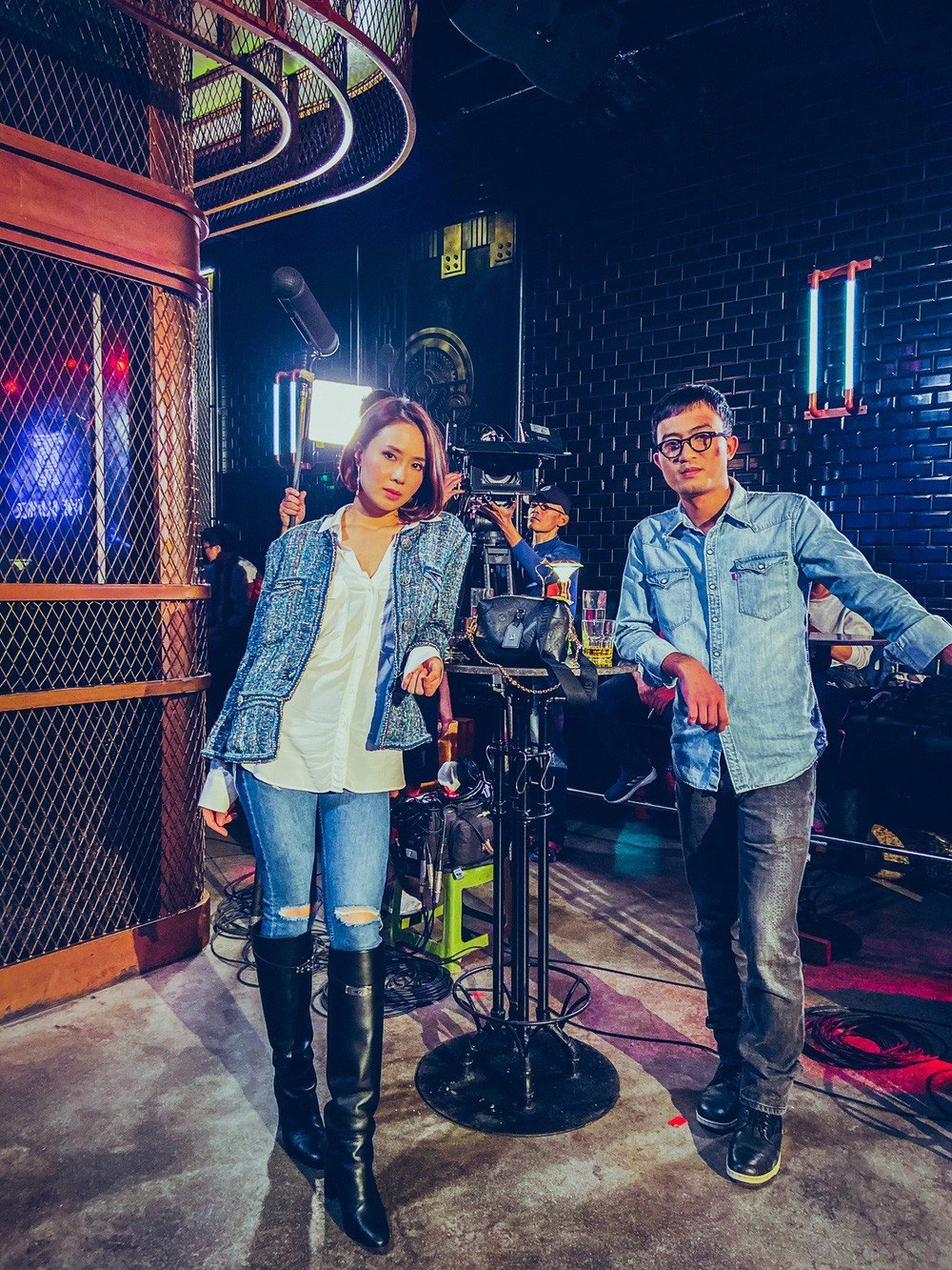Hồng diễm gặp đối thủ đi bar vân trang thương ngày nắng về mặc áo ngắn sát chân ngực - 4