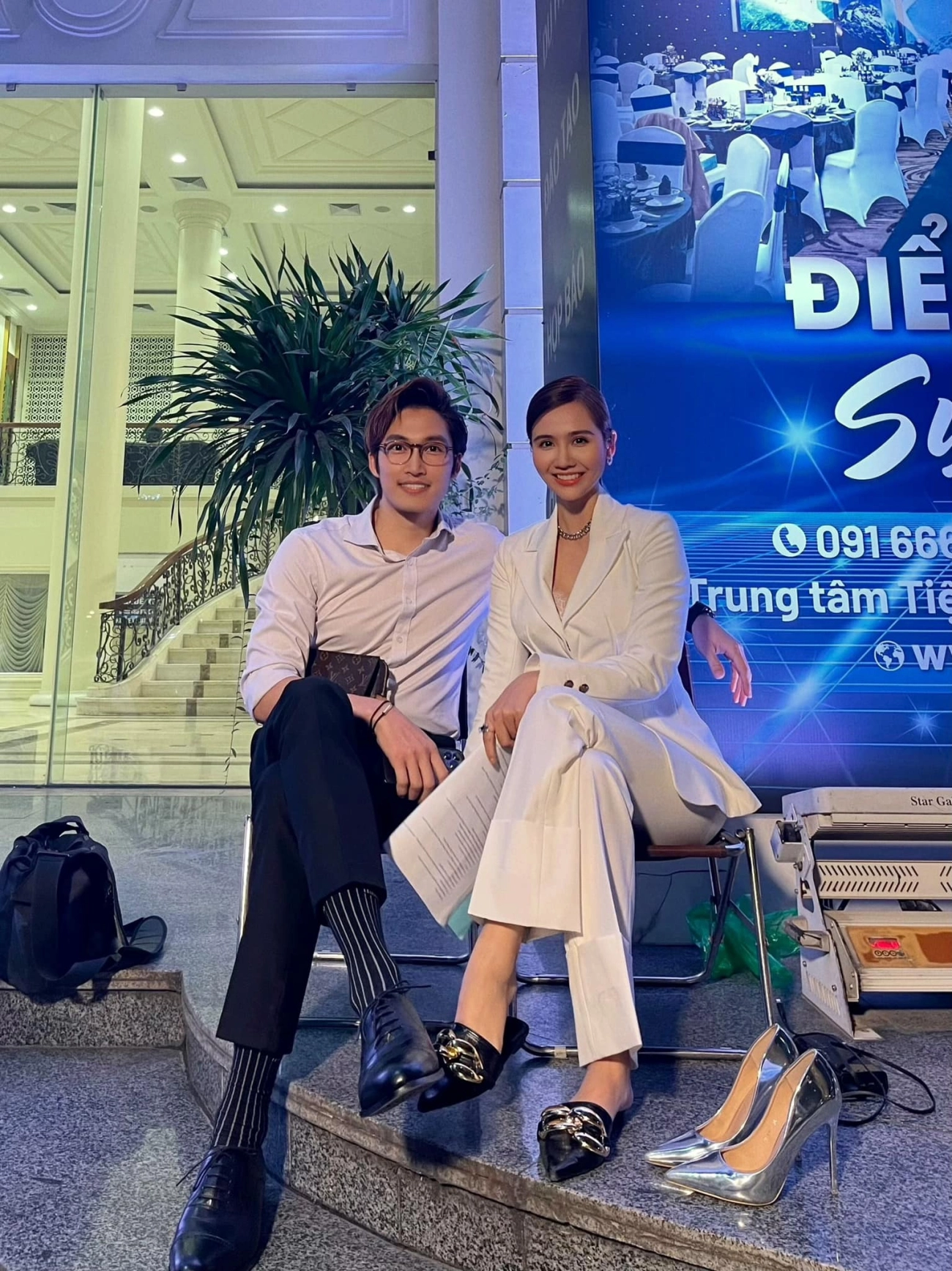 Hồng diễm gặp đối thủ đi bar vân trang thương ngày nắng về mặc áo ngắn sát chân ngực - 5