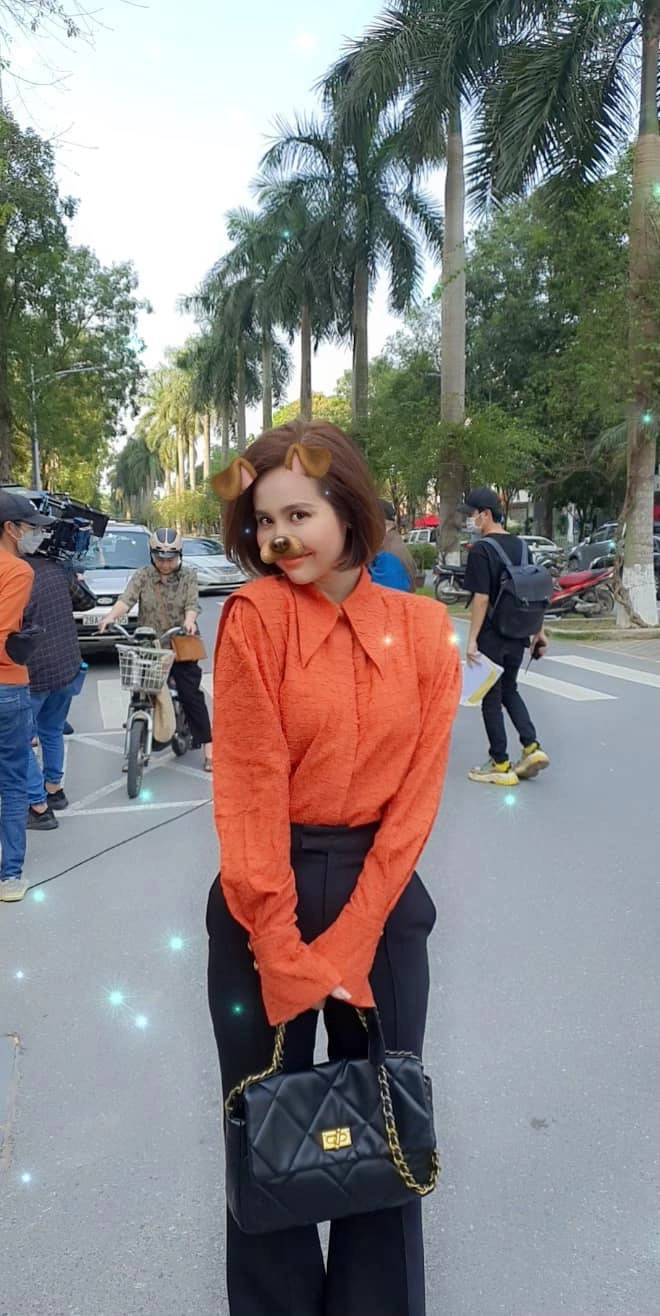Hồng diễm gặp đối thủ đi bar vân trang thương ngày nắng về mặc áo ngắn sát chân ngực - 8