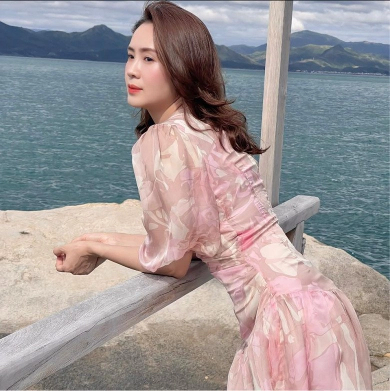 Hồng diễm mặc đồ bơi cưỡi mô-tô trên biển bốc hơn đồ đi bar trong hướng dương ngược nắng - 5