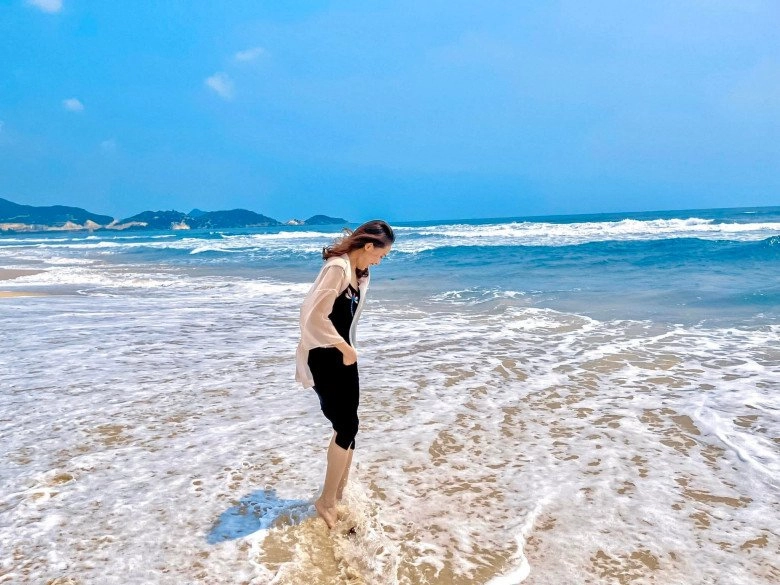 Hồng diễm mặc đồ bơi cưỡi mô-tô trên biển bốc hơn đồ đi bar trong hướng dương ngược nắng - 6