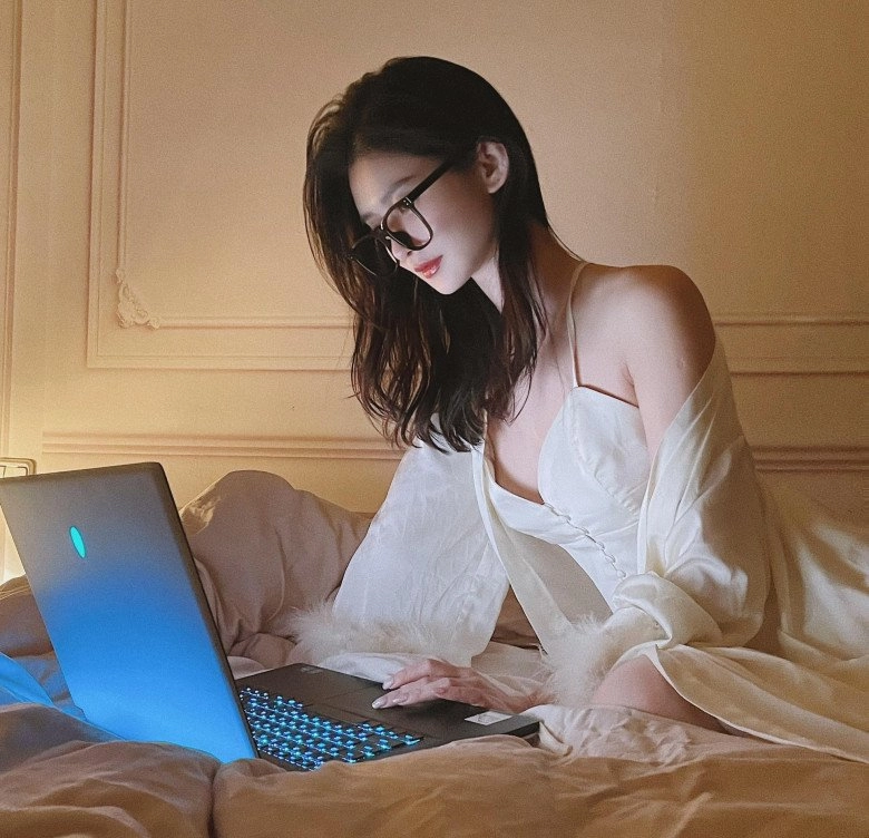 Hotgirl blase loan loan dính với scandal 5 ngày 4 đêm đẹp cỡ nào da trắng muốt đường cong uốn lượn - 7