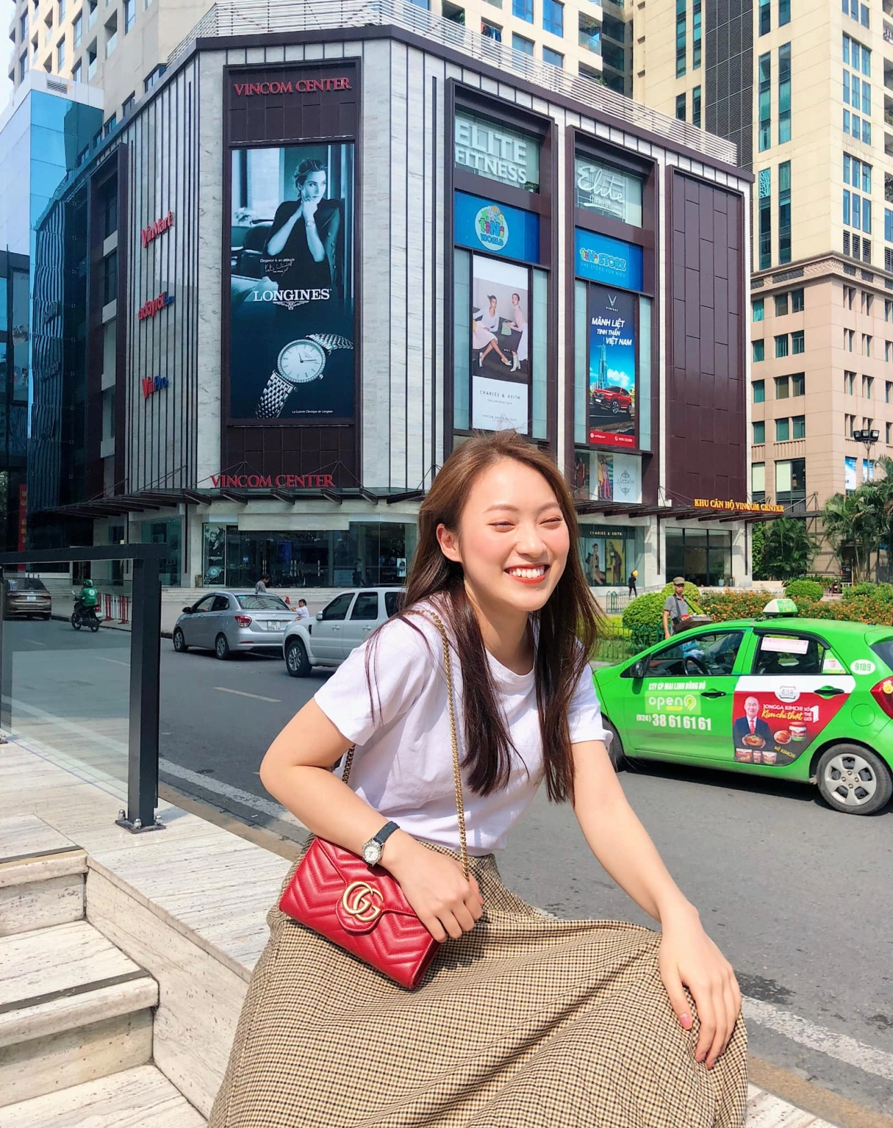 Hotgirl con nhà người ta khánh vy phủ sóng hàng hiệu mặc đồ công sở hoá tiểu thư sang chảnh - 4