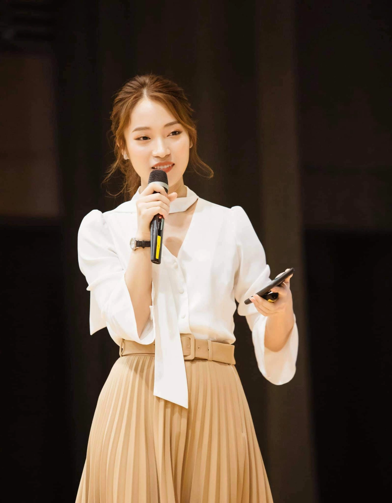 Hotgirl con nhà người ta khánh vy phủ sóng hàng hiệu mặc đồ công sở hoá tiểu thư sang chảnh - 10