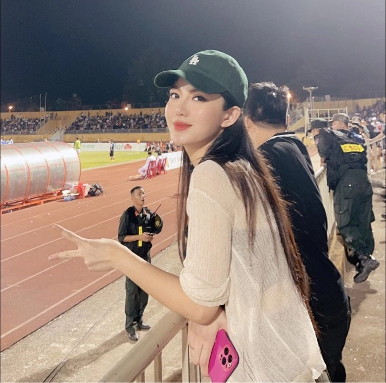 Hotgirl đẹp nõn nàtrên sân vinh là btv nổi tiếng làm mẹ 2 con - 3