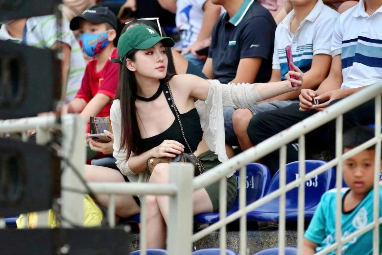 Hotgirl đẹp nõn nàtrên sân vinh là btv nổi tiếng làm mẹ 2 con - 4