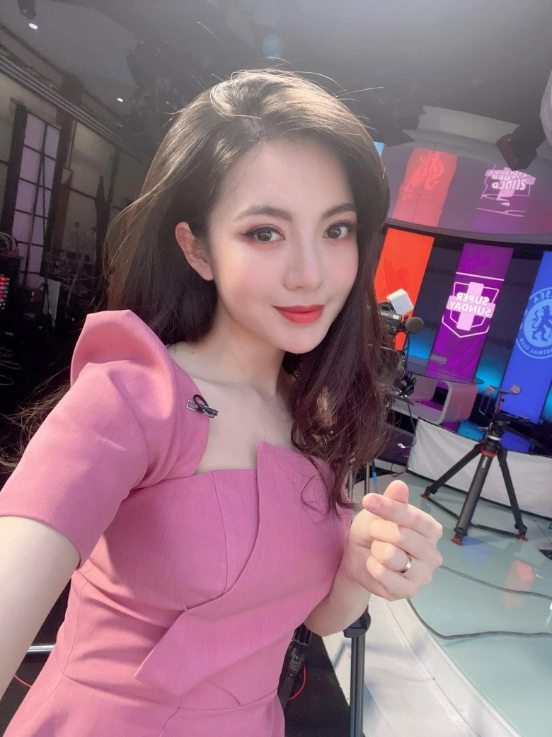 Hotgirl đẹp nõn nàtrên sân vinh là btv nổi tiếng làm mẹ 2 con - 6