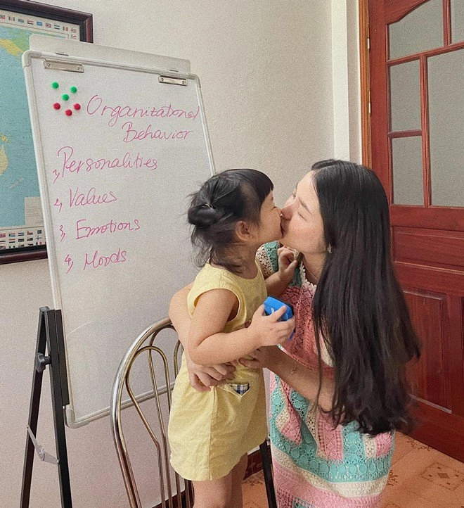Hotgirl đh ngoại thương sáng lên giảng đường là cô giáo thiên thần tối về với chồng con đảm đang - 10
