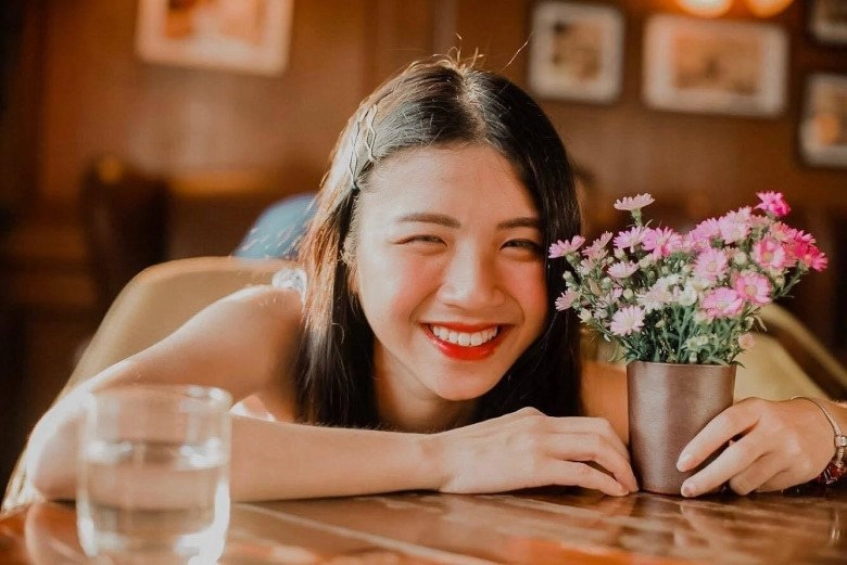 hotgirl ống nghiệm thi đường lên đỉnh olympia giờ thăng hạng nhan sắc nhuộm tóc bạch kim chất chơi - 7