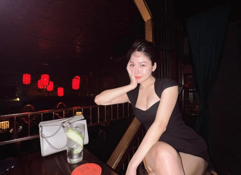 Hotgirl trâm anh và kiểu trang phục ruột trưng trổ nét gợi cảm không chỉ ngắn cũn mà còn ôm sát - 2