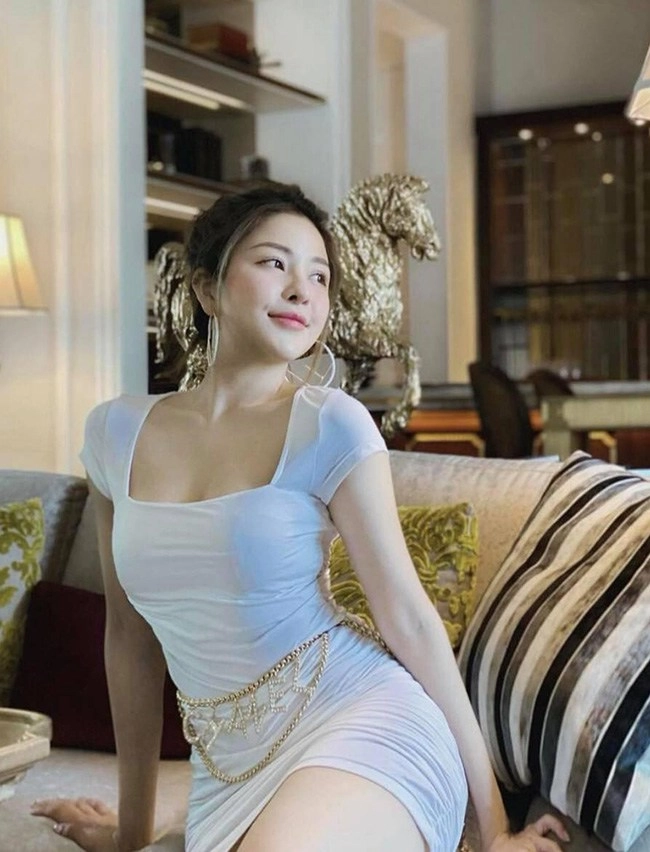 Hotgirl trâm anh và kiểu trang phục ruột trưng trổ nét gợi cảm không chỉ ngắn cũn mà còn ôm sát - 4