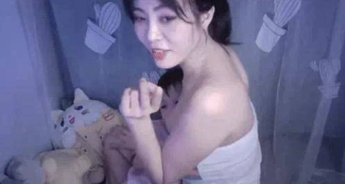 Hotgirl việt kéoáo cho con bú khi đang trò chuyện trực tuyến với hàng nghìn đàn ông - 1