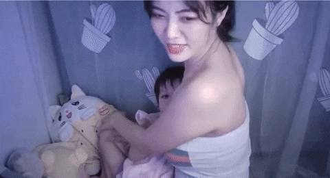 Hotgirl việt kéoáo cho con bú khi đang trò chuyện trực tuyến với hàng nghìn đàn ông - 3