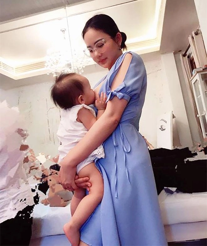 Hotgirl việt kéoáo cho con bú khi đang trò chuyện trực tuyến với hàng nghìn đàn ông - 8