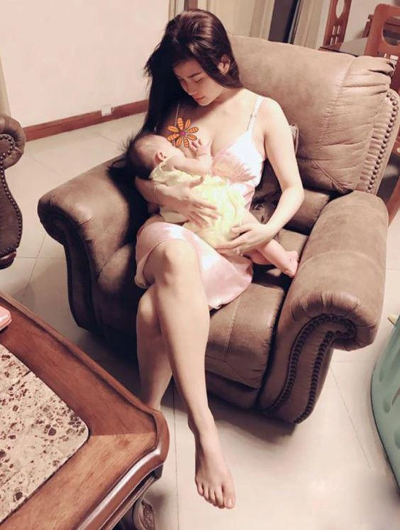 Hotgirl việt kéoáo cho con bú khi đang trò chuyện trực tuyến với hàng nghìn đàn ông - 9