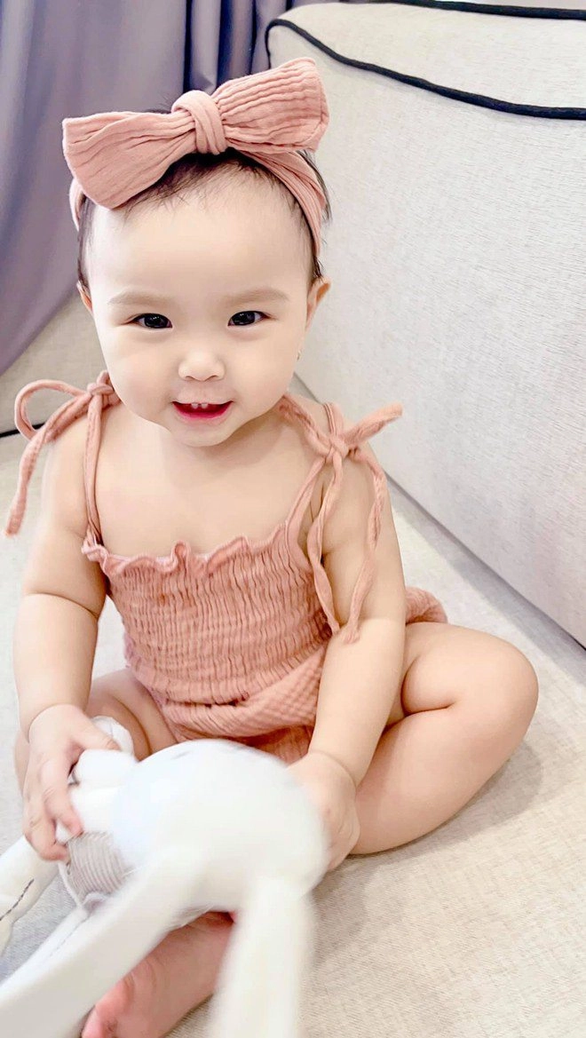 Hưởng gen bố đẹp trai mẹ xinh gái con gái thu thủy càng lớn càng đáng yêu - 1