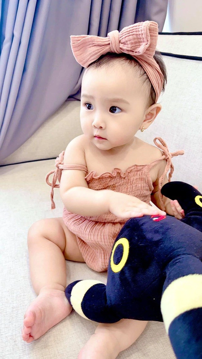 Hưởng gen bố đẹp trai mẹ xinh gái con gái thu thủy càng lớn càng đáng yêu - 2