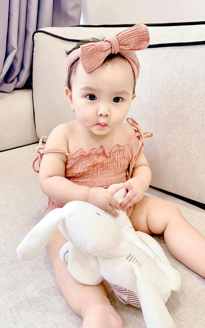 Hưởng gen bố đẹp trai mẹ xinh gái con gái thu thủy càng lớn càng đáng yêu - 3