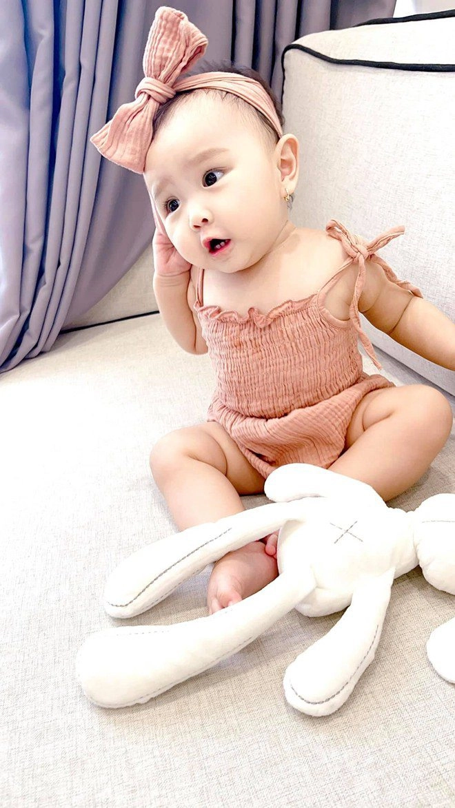 Hưởng gen bố đẹp trai mẹ xinh gái con gái thu thủy càng lớn càng đáng yêu - 4